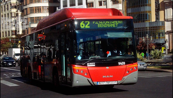 Autobus EMT - zdroj: https://www.lovevalencia.com/wp-content/uploads/2015/12/Autob%C3%BAs-gratis-para-los-menores-de-10-a%C3%B1os-en-la-EMT-700x400.jpg